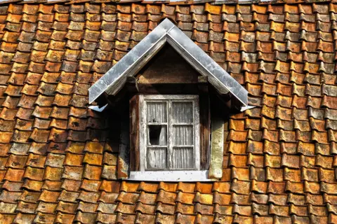 How to Repair a Cracked Roof Tile